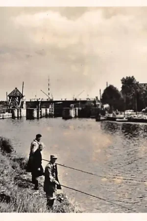 Premium Dokkum Dokkumer Nieuwe Zijlen met sport vissers 1952 HC53054