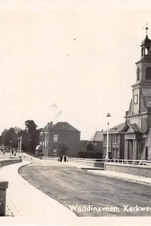 Rabat Waddinxveen Kerkweg met Ned. Herv. Kerk en Sigaren fabriek Van der Krans & Co. 1949 HC53039