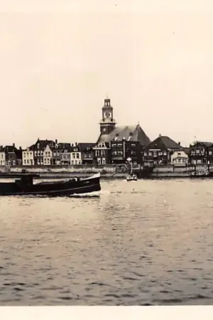 Kup teraz Lekkerkerk met Rivierzijde Lek met binnenvaart schip 1956 Schepen Krimpenerwaard HC53018