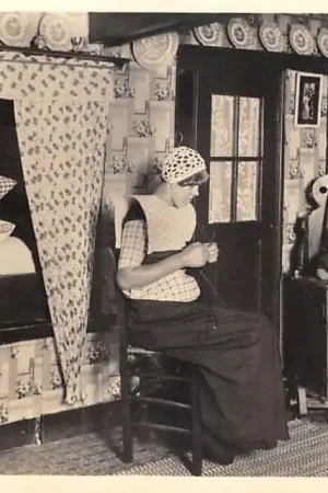 Tylko dziś Bunschoten - Spakenburg Moeder en dochter bij baby in de kinderstoel 1940 Klederdracht Vintage HC52940