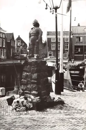 Tylko dziś Middelharnis Kofjekokertje Goeree-Overflakkee Monument Jongste visser op de sloepen HC53001