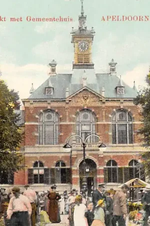 Apeldoorn Markt met Gemeentehuis Volk en marktdag HC52882 Tani