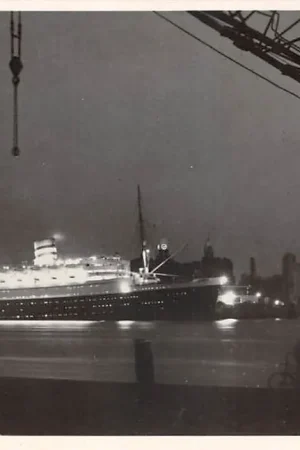 Rotterdam Haven met de Nieuw-Amsterdam bij avond Holland Amerika Lijn Schepen Scheepvaart Holland-America Line HC52796 Popularny