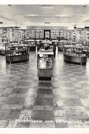Rotterdam Reclame F.L. Vollemans en Zonen Parfumeriefabriek Monsterkamer voor parfumerieën cosmetice en toiletartikelen Groothandelsgebouw Weena 723HC52776 Rabat