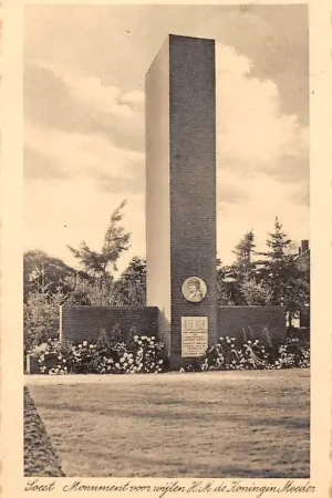 Soest Monument voor wijlen H.M. de Koningin Moeder 1930 Koningshuis HC52813 Tani