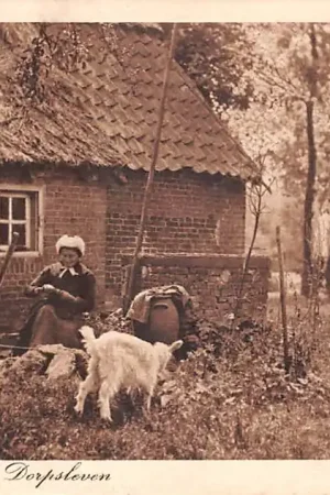 Rabat Noord-Brabantsch Dorpsleven Boerin in klederdracht bij boerderij 1927 Vintage Noord-Brabant HC52141