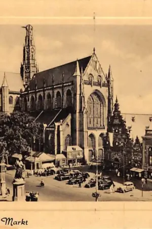 Wyprzedaż Haarlem Groote Markt met auto 's en St. Bavo HC52097