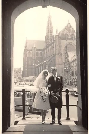 Wyprzedaż Haarlem Bruidspaar bij de ingang van het Stadhuis 1962 Zicht op de Grote Markt en de Sint Bavo HC52081