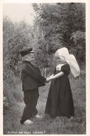Zoutelande Jongen en meisje in klederdracht Zullen we eens dansen? 1940 Vintage HC51848 Niska cena