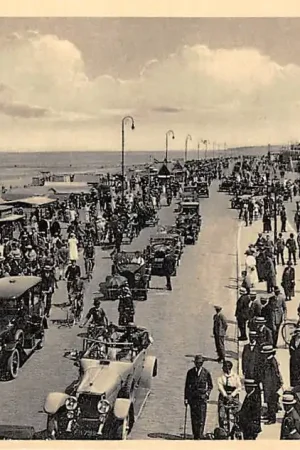 Ostatnia szansa Scheveningen Boulevard met auto 's en volk 's-Gravenhage HC51810