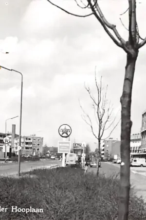 Amstelveen van der Hooplaan met Caltex benzinepomp 1967 HC51805 Promocja