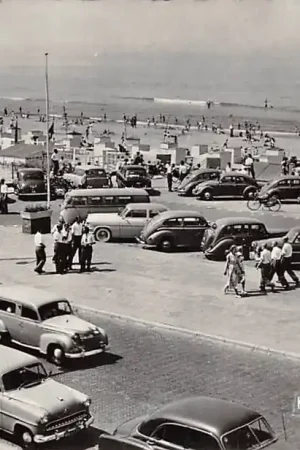 Autentyczny Katwijk aan Zee Boulevard met auto's 1958 HC51701