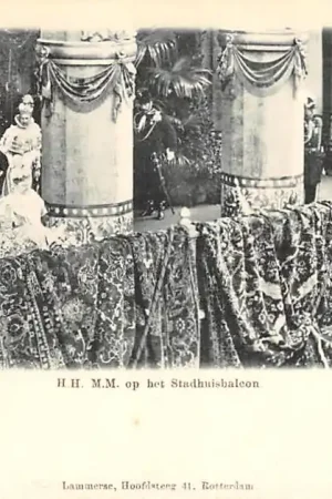 Tani Rotterdam 1899 H.H. H.M. Emma en Wilhelmina op het Stadhuisbalcon Koningshuis HC51545