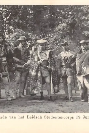 Tani Leiden Maskerade van het Leidsch Studentenkorps 19 Juni 1900 10 soldaten en edellieden HC51524