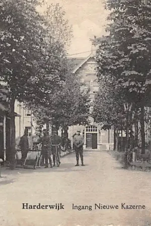 Tylko dziś Harderwijk Ingang Nieuwe Kazerne met soldaten militair 1928 HC51427