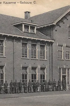 Tylko dziś Harderwijk Nieuwe Kazerne met soldaten Gebouw C Militair HC51399