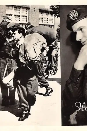 Militair Hoe lang nog? Naar huis verlangende soldaat en zwaar bepakte soldaten bij de kazerne 1957 HC51296 Popularny