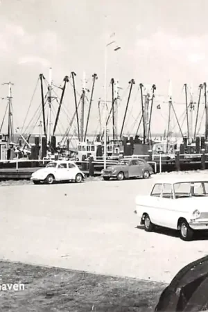 Colijnsplaat Vissers haven met schepen en auto's Zeeland HC50929 Tylko dziś