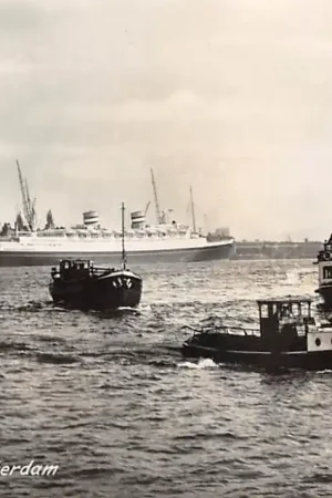 Rotterdam Maasgezicht met sleepboten Binnenvaart schepen En Rede Holland America line HC50621 Tylko dziś