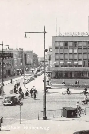 Rotterdam Gezicht op de Oude Binnenweg Rechtsonder standbeeld Erasmus Auto HC50489 Autentyczny