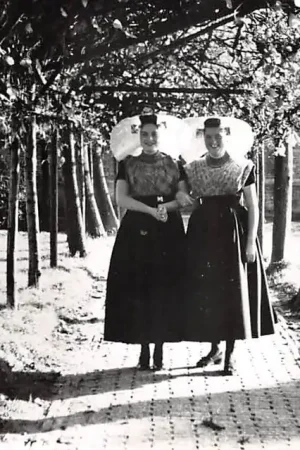 Goes Twee vrouwen in Zeeuwse klederdracht 1964 Vintage HC50304 Kup teraz