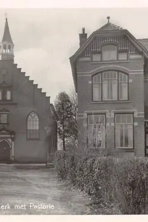 Tylko dziś Oud-Schoonebeek Gereformeerde Kerk met Pastorie 1948 Type fotokaart Drenthe HC50223