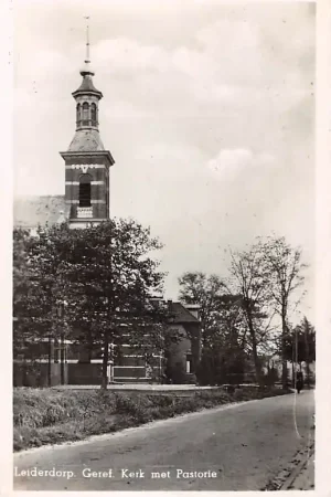 Leiderdorp Gereformeerde Kerk met Pastorie 1952 HC50131 Rabat