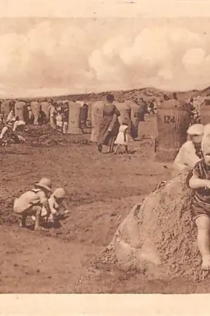 Ostatnia szansa Wijk aan Zee Strand gezicht met spelende kinderen 1923 HC50102
