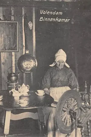 Volendam Binnenkamer Vrouw bij het spinnenwiel Vintage Klederdracht 1915 HC50100 Autentyczny