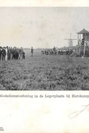 Ostatnia szansa Legerplaats bij Harskamp Godsdienstoefening Kerk in het open veld met predikant en muziekkorps Soldaten Militair Molen Veluwe HC49527