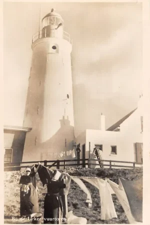 Urk Bij de Urker Vuurtoren Vrouwen met de was Klederdracht Flevoland 1953 HC48948 Wysoka jakość