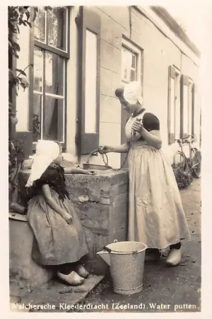 Walcheren Walchersche Kleederdracht Zeeland Water putten Moeder en kind in klederdracht Vintage HC48940 Oferta