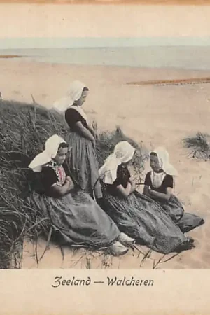 Ostatnia szansa Zeeland Walcheren Meisjes in de duinen bij het strand aan zee Klederdracht Vintage HC48836