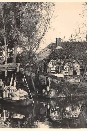 Tani Giethoorn (OV.) met zijn verkeer te water en zijn hooge bruggen 5 Cents kaart Landschapserie Nr. 9 HC48605