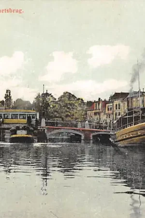 Promocja Leiden Blauwpoortsbrug met binnenvaart schepen en tram HC48376