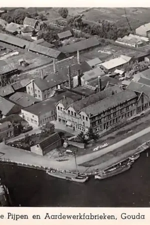 Gouda Jaagpad Nieuwe Gouwe W.Z. Goedwaagen 's Koninklijke Pijpen en Aardewerk fabrieken 1947 KLM Luchtfoto 21162 HC48211 Nowość