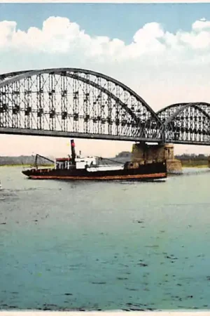 Rabat Nijmegen Waalbrug met binnenvaart schip Scheepvaart 1938 HC48178