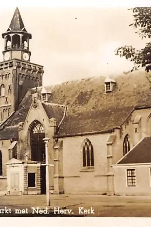 Bodegraven Oude Markt met Ned. Herv. Kerk en auto 1951 HC870 Tani