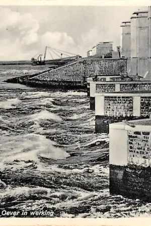 Wieringen Afsluitdijk De uitwateringssluizen te Den Oever in werking Zuiderzee IJsselmeerHC43475 Popularny