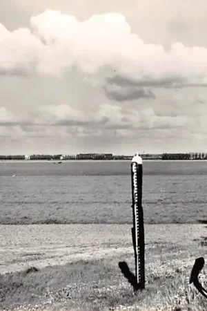 Schokland Oude Peilschaal bij de Middelbuurt Flevoland Zuiderzee IJsselmeer 1961 HC31434 Ekspresowa dostawa