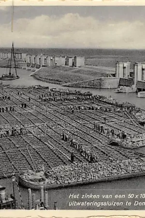 Tylko dziś Den Oever Het zinken van een 50 x 100 Meter groot zinkstuk voor de uitwateringssluizen Afsluitdijk Wieringermeer IJsselmeer HC30367