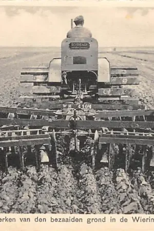 Wysoka jakość Wieringen Het bewerken van den bezaaiden grond in de Wieringermeer IJsselmeer Zuiderzee HC25111