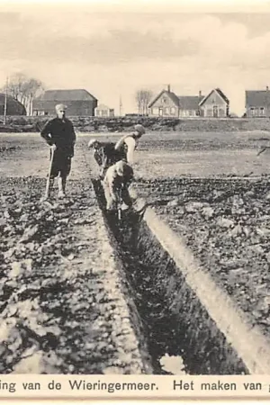 Tani Wieringen Verkaveling van de Wieringermeer Het maken van greppels IJsselmeer Zuiderzee HC25109