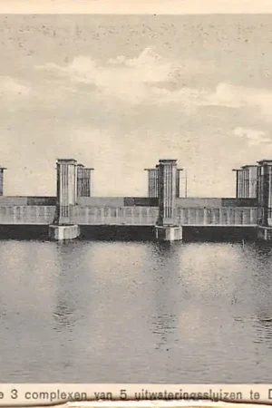 Darmowa dostawa Wieringen Wieringermeer Een van de 3 complexen van de 5 uitwateringssluizen te Den Oever Zuiderzee IJsselmeer HC25103