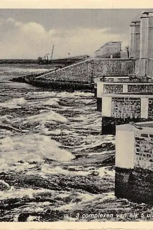 Den Oever 3 complexen van elk 5 uitwateringssluizen Afsluitdijk Wieringen IJsselmeer HC12976 Nowość