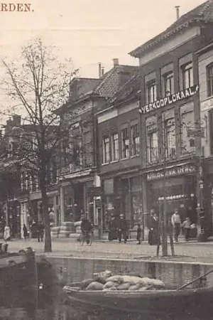 Popularny Leeuwarden Voorstreek met De Goedkoope Winkel van H. Wijbenga (de uitgever van deze kaart) HC57783