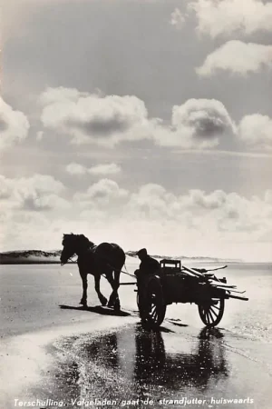 Tylko dziś Terschelling Volgeladen gaat de strandjutter huiswaarts 1959 HC46604