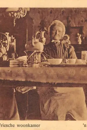 Popularny Friesland Eeen kykje in een Friesche woonkamer 'n Fryske wenkaemer Klderdracht HC42662