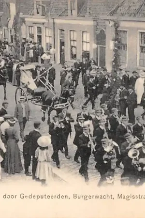 Workum Tocht door Gedeputeerden, Burgerwacht, Magistraat en Vroedschap Paard en wagen Muziekkorps 1909 HC31556 Zamów teraz