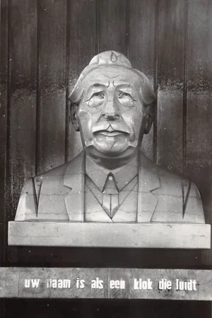 Beekbergen Troelstra-oord Buste Troelstra Uw naam is als een klok die luidt 1961 HC56757 Niska cena